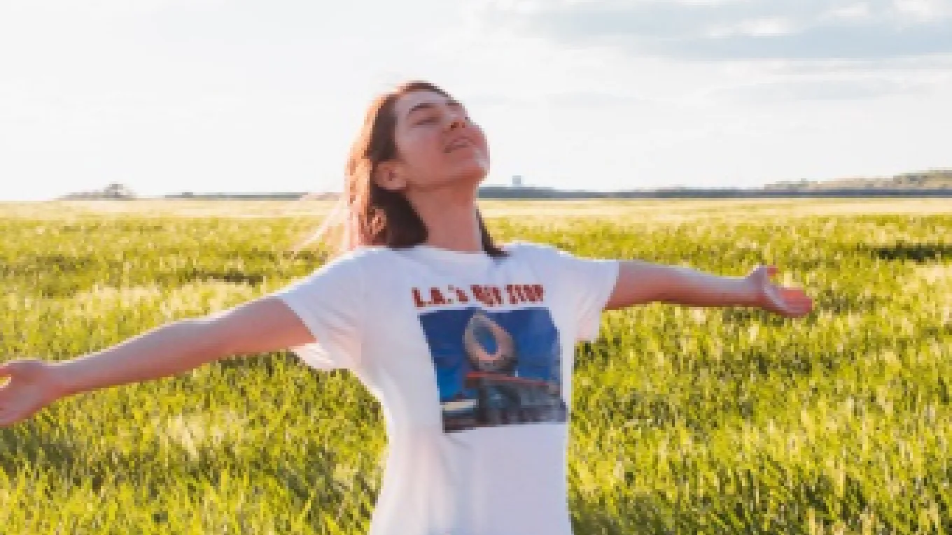 Mujer tomando el aire