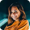 mujer sonriendo